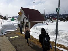 越後水沢駅。
各駅ごとに、高校生が降りていく。