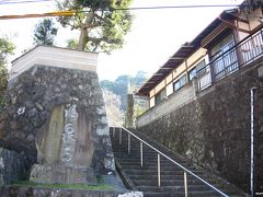 福泉寺

ここは静岡県になります。
湯河原駅からは徒歩２０分ほど。
奥湯河原へ向かう千歳川に沿った道にあります。