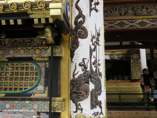 昇竜の彫刻。