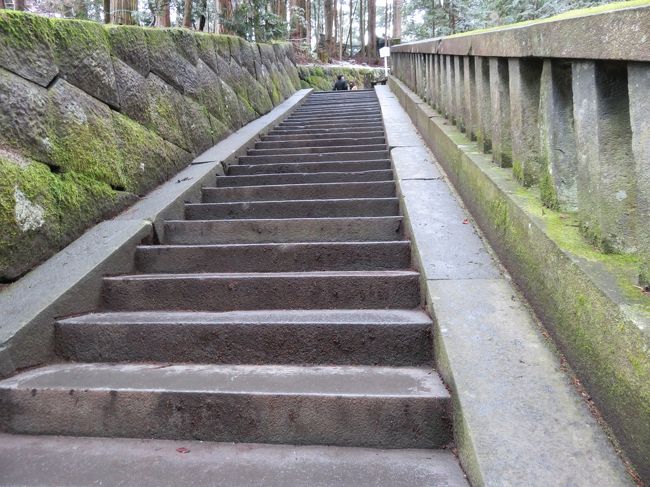 石段を200段ほど登っていきます。