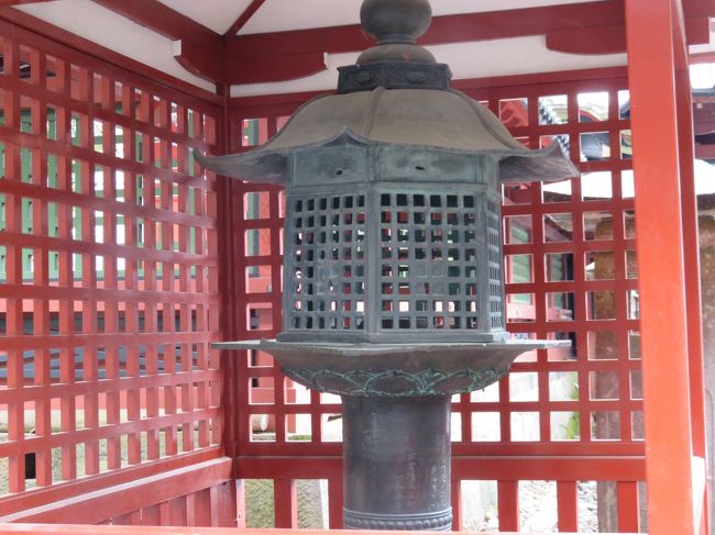 唐銅燈籠（化燈籠）<br />武士が夜更けに化け物と間違えて度々切りつけた燈籠です。<br />