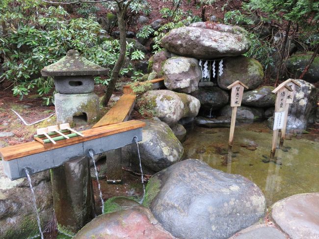 「酒の泉」と「薬師の霊水」の２つの霊水が湧出しています。