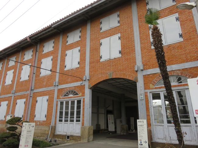 東繭倉庫。<br />赤レンガの建物です。<br />倉庫１棟で約３２ｔの繭を貯蔵できるそうです。