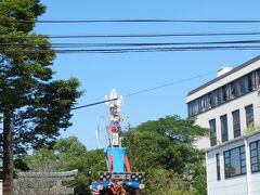 ここが神社の正面の位置です。
まだまだ続々と山車が出て来ます。
いったい何台あるのだろう？