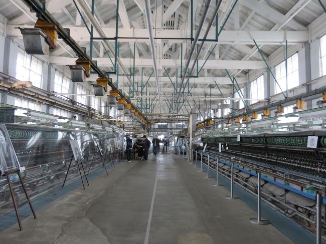 中は広く、繰糸機が設置されていました。