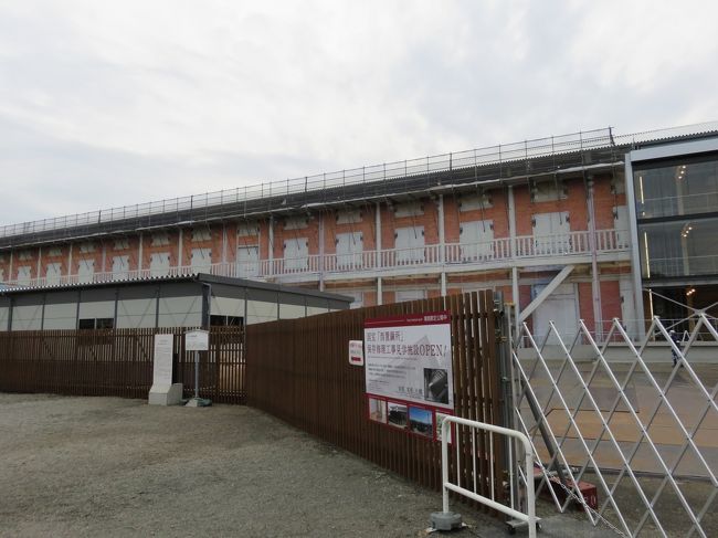 西繭倉庫。<br />ここも保存修理工事中でした。