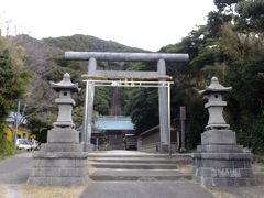 次は、館山市内に少し戻った所にある神社に来ました。

「ばんや」であれほど食べたので、まだお腹が空いてきません。
イチゴ狩りなどとてもとても・・・。
