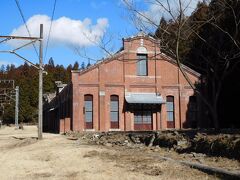 そこには旧丸山変電所跡がある。
1912年横川～軽井沢間の電化に伴い建設された施設で、
1994年、国の重要文化財に指定され、
2000年から2002年にかけて復元工事が実施されたそうだ。
内部は立ち入り禁止。

ここから先の写真データは、パソコンに取り込むときに消えてしまった。