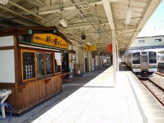 横川駅のホームでも峠の釜めしは購入できる。
ここで釜めしを買うと、おばちゃんが食堂まで取りに行ってくれる。

そんな訳で、2週続けてアプトの道を歩き、峠の釜めしを食べることになったが、
北陸プラス軽井沢、横川旅行を無事（？）に締めくくることができた。


終わり

