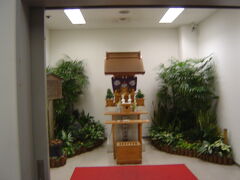 第一ターミナルビル1階にある「羽田空港神社」
＊郵便局の隣にあります。