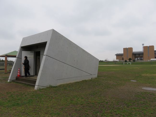 広いグラウンドの地下に放水路があります。<br />写真の小屋から地下に入ります。