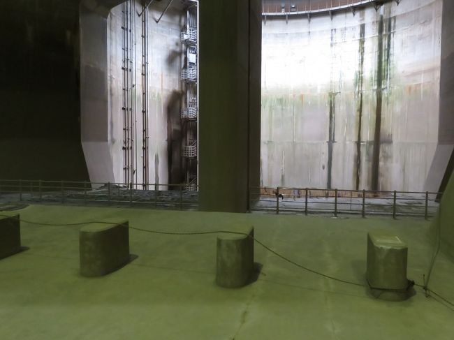 放水路内は、密封された空間ではなく、外から光が差し込むところもあります。