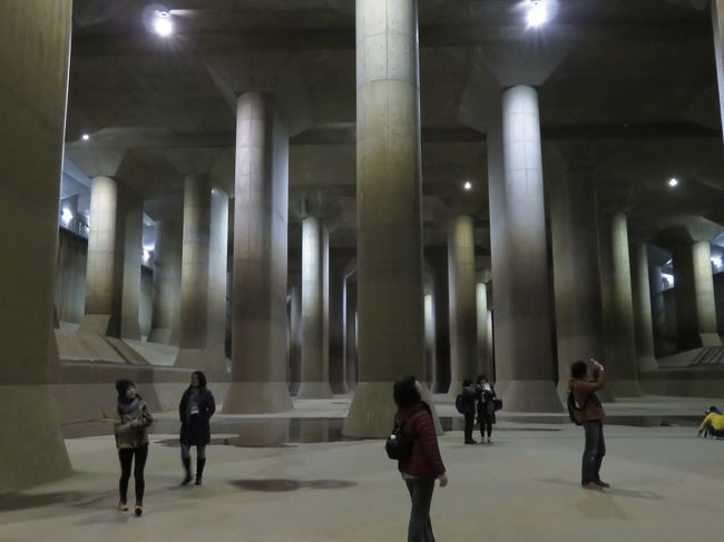 首都圏外郭放水路。<br />大雨などで増水した首都圏の河川の水を溜め、<br />江戸川に放流することで洪水を防ぐ施設です。<br />世界最大級の地下放水路だそうです。<br />地下神殿と呼ばれることもあり、一種の観光スポットにもなっています。<br /><br />