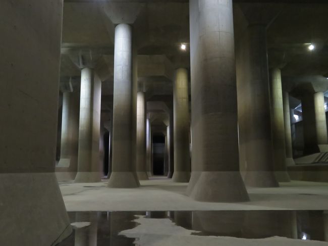 訪問した時は天候もよく放水路が使われていなかったので、乾燥していました。<br />大雨の後は放水路が稼働するため、見学時でも、じめじめしているそうです。<br />薄暗くて柱が延々と続く様子は、まさに地下神殿でした。