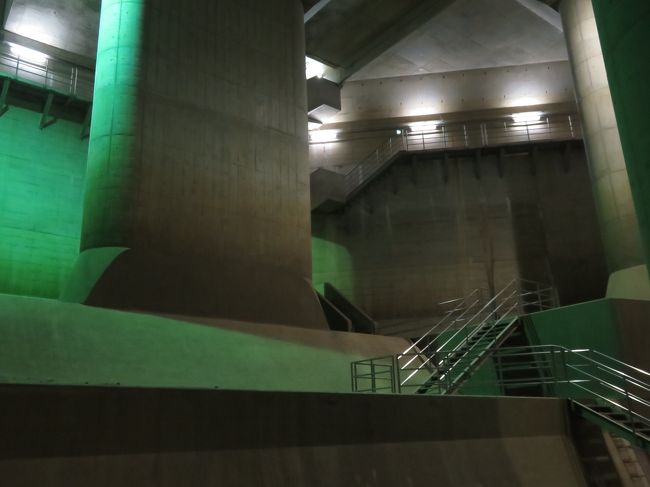 地下までは階段で下ります。