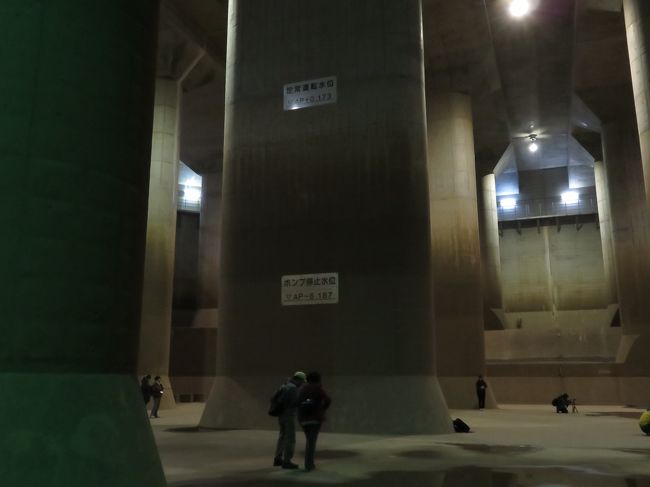 柱には、水をどこまで溜めているのかが表示されています。