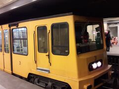 翌日（最終日）に乗った地下鉄1号線
1号線は世界で唯一世界遺産になっている地下鉄。
写真の車両は古い車両の復刻版車両。



