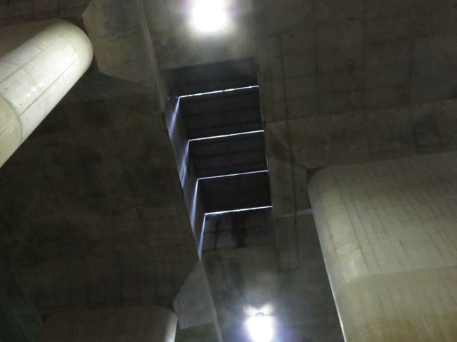 天井には重機を釣り降ろして入れる蓋がありました。<br />川の水と一緒に流れ込んだ土砂などを除去するために、<br />ブルドーザーなどを入れるそうです。