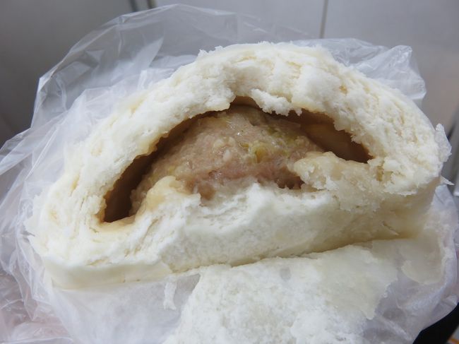 昼ごはんは豚まん。<br />でかかったです。