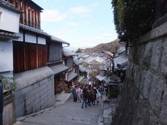 花見小路、石塀小路、二寧坂を通って、産寧坂へ。
ここらへんまでくると、観光客がわんさかです。
