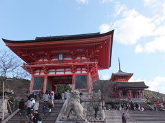 ちょこちょこ寄り道をしながら、
よーやく、目的地の清水寺に到着。
この堂々たる仁王門、
そして奥に三重塔を見据えたこの景色、圧巻です。

