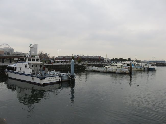 横浜も港町ですね。<br />波止場には船が停まっていました。