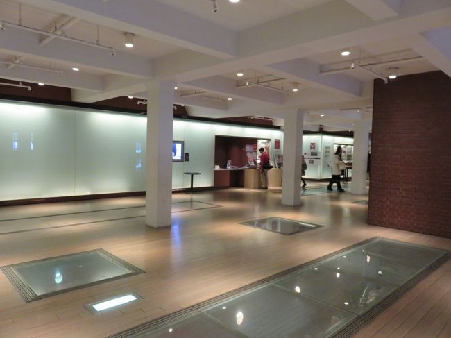 赤レンガ倉庫は中にも入れます。<br />お土産屋なんかもありました。