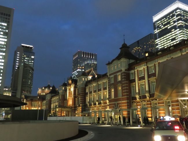 夜の東京駅。