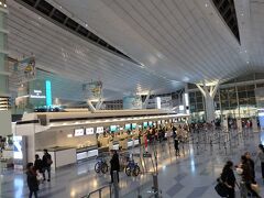 羽田空港国際線ターミナルは新しくなってから初めてきました～
夜9時頃はまだ人が少なかった、このあと22時半ころは検査場を通るのに長蛇の列になってました。
