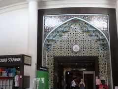 観光バスでクアラルンプール市内まで戻ってきました。

ＫＬタワーの入り口です。イスラム系の幾何学的なデザイン。
