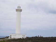 車で一瞬移動して、残波岬へ。
白い空に白い灯台、、、映えない。。｡･ﾟ･(ﾉД｀)･ﾟ･｡