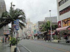 雨がぱらつく国際通りにやってきました。
今日から読谷村で3泊します。
ホテルでだいたいのものは買えるけれど、ちょっと必要なもの買っておこうと思って。