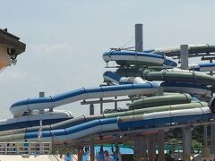 二日目、芝政ワールドへ行ってきました。

スライダーが沢山あって、ほどほどに混雑はしていましたが、都内のプールほどではありません。
関西弁の若者がおおかったから大阪方面からのほうが便がいいのかもしれません。

長女、身長制限クリアしていたのでほど全制覇しました。

長男は、こわーいと泣いていました。
次男は、寝ていました。
パパは、子守りに飽きて少々不機嫌でした。（私と長女がスライダー祭りだったため）

2日目はホテルアローレに宿泊しました。
ホテルから花火も見れたし、和食に飽きたころにイタリアンの夕食だったし満足です。ただ、1泊目の旅館に比べると大浴場がすごく狭く感じました。
