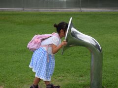 3日目最終日です。

金沢へ移動し21世紀美術館へ行ってきました。アートに疎い私たち夫婦と幼子にはちょっと難しかったかもしれません。唯一音がでるアートだけははまって遊んでしました。それより外にとんでいたセミに夢中でした。