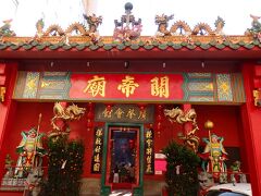 関帝廟は先ほどの寺院の向かい側にあります。
今度は中華のお寺です。国際色豊かだなぁ。

こちらは無料で入れます。