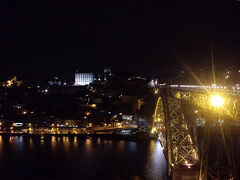 部屋に荷物を置いて、せっかく旅を再開できたのだからホテルにこもっているのは勿体ない、観光しないと！というような妙な義務感にかられて観光に出ました。

まずはポルト　サン・ベント駅に行きお約束の「世界一美しい駅舎」のアズレージョを撮影しましたが、ぶれた写真しか撮れてなかったのでここに載せられません。

事件のせいで道を歩くのも怖かったけど、観光客らしき人が他にも歩いているのを確認して、ポルトガルで一番行きたかった場所、ドンルイス一世橋へ。
橋の上を歩くのはもっと怖いかと思っていたけど意外と平気だった。
予定では、ここで新年の花火を見るはずだったんだけど･･･。