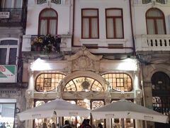 他の観光客についてポルト大聖堂周辺を見てからまたサンベント駅前を通り抜け、次に向かったのはアールヌーボー建築で有名なカフェ・マジェスティック。

老舗カフェで観光客で混んでいるとのこと、この時も行列というほどでは無いけど入口に人だかりが。