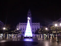 ここポルトでは泊まりたいホテルもたくさんあったけど、食べたい物もたくさんありました。
この日はその中でポルトガルの国民食のファストフードで、ピリ辛に似た薄切りの豚肉がパンに挟んである「ビファナ」を食べることにしました。
今から考えるとビファナはポルト以外の他の街でも有ったので、ここではトリパスなどポルトでしか食べられないものにすれば良かったのですが、ちょうどビファナの有名店「コンガ」がホテルの側だったのでテイクアウトにして、スーパーでビールも買って、ライトアップされたリベルダーデ広場を横切ってホテルに戻りました。