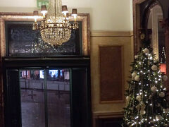 ホテル インファンテサグレスに到着したのは17:30頃でした。

私にしてはめずらしく高級ホテルを予約してました。
パスポートが無くてチェックインできるか不安でしたが、警察署でもらった書類と、１泊目のホテルでもらった私のパスポート情報が記載された書類のコピーを見せたらチェックインできました。

クチコミ通り、ウェルカムポートワインもいただけました。
ポルトは初めて？地図要りますか？と問われYesと答えると地図を見ながらいろいろ説明してくれました。

ホテル入口にはまだクリスマスツリーが。でこぼこの天井とシャンデリアも良い感じです。
