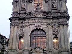 朝食を終え、部屋に戻って荷物をまとめチェックアウト。
スーツケースを預けてポルトの街を観光しました。が、あいにくの雨。

まずはホテルから南に少し歩いたところにあるクレリゴス教会。
この階段のところから