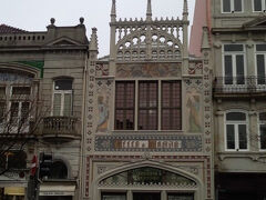 「あ～、アリーポッター！」と言いながら笑いながら方向を指さし教えてくれました。
ポルトガル語はHを発音しないのかな？

この時はまだ開店前。既に閉まった扉から覗き込んでる観光客がいました。
私も覗き込んでみた。後でまた来よう、と思って一旦ここを後にしてそのまま忘れてました。
まあ覗き込めただけでもよしとしよう。