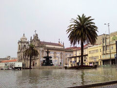 カルモ教会。
もっと近づいて壁のアズレージョを見たり中に入ってみたりすれば良かったのだけど、
結構な雨が降っていたのとポートワインに気が向いていたのとで
この広場を横切る気にならず遠目に見ただけで終わってしまいました。