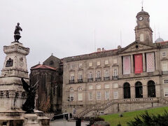 平日午前中、しかも雨とあって人通りもあまりありませんでした。
今までだったら観光客でごった返す街並みよりも、かえって人通りが少ない街並みの写真が撮れる方が好きだけど、
事件のせいで「助けを求めた時に周囲に人がいる」状況でないと怖くてしかたなかった。
　
写真はボルサ宮。
アラブの間がとても綺麗なようだけど、今回は時間が無くなってしまったせいで外観のみ。　