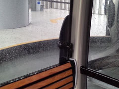 ポートワイン飲んでワイン倉の雰囲気も楽しんだことだし、さあロープウェイに乗ろうか。
ちょうど、雨もやんで喜んだのもつかの間、ゴンドラに乗ってみると、
雨はやんでも窓ガラスにはさっきまでの雨粒がきっちり残ってました。