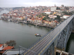 昨晩は行けなかったノッサ セニョーラ ド ピラール修道院に行ってみました。
やっぱり橋のたもとから撮る写真より、橋も上から一緒に収まっている写真が私は一番好きです。