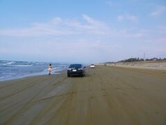 14:30　千里浜なぎさドライブウェイ着

日本で唯一、車で砂浜を走れる場所です。
四駆じゃなくてもすいすい走れます。