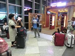 8:08
ゲートを出た所で集合。
ここで、参加者の皆様と顔合わせとなります。
私と母が最後でした。