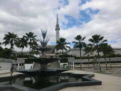10:43
マレーシアと言ったらイスラム教‥
マスジット･ヌガラ(国立モスク)です。

1965年に建てられました。
高さ73mのミナレット(光塔)がそびえ建ち、礼拝は1日に5回行われるそうです。