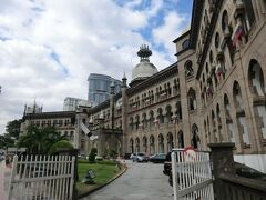 マレー鉄道事務局ビルです。

クアラルンプール駅の向かいにあります。
アジアやヨーロッパ各地の建築様式が巧みにブレンドされた重厚な造りで、1917年に完成しました。