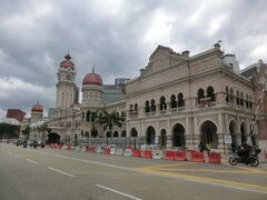 独立広場の向かいにある、このエキゾチックは建物は‥
スルタン･アブドゥル･サマド･ビル(旧連邦事務局ビル)です。

1894年、イギリス人建築家の設計で建てられました。
全長約137mもあり、クアラルンプールの象徴として親しまれています。